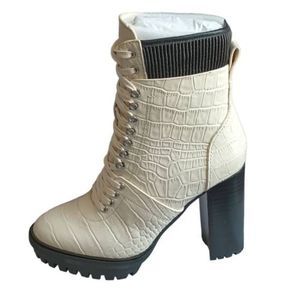 VINCE CAMUTO
Women's Ermania Lace Up Lug Sole Combat Booties Size 5.5M